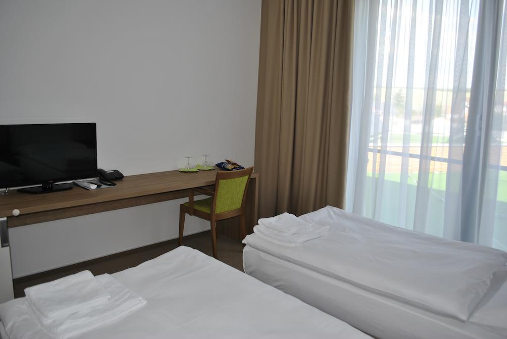 Hotel Golf Jezera Ostrožská Nová Ves エクステリア 写真
