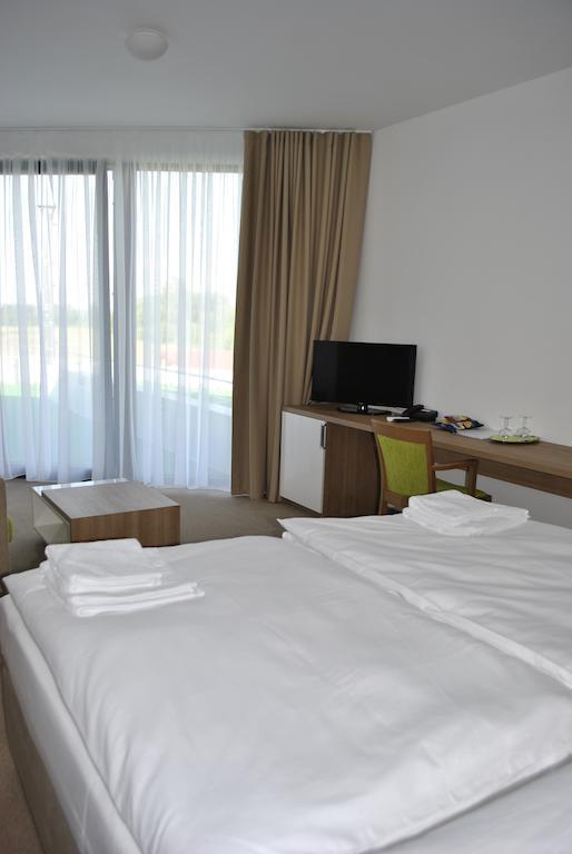 Hotel Golf Jezera Ostrožská Nová Ves エクステリア 写真