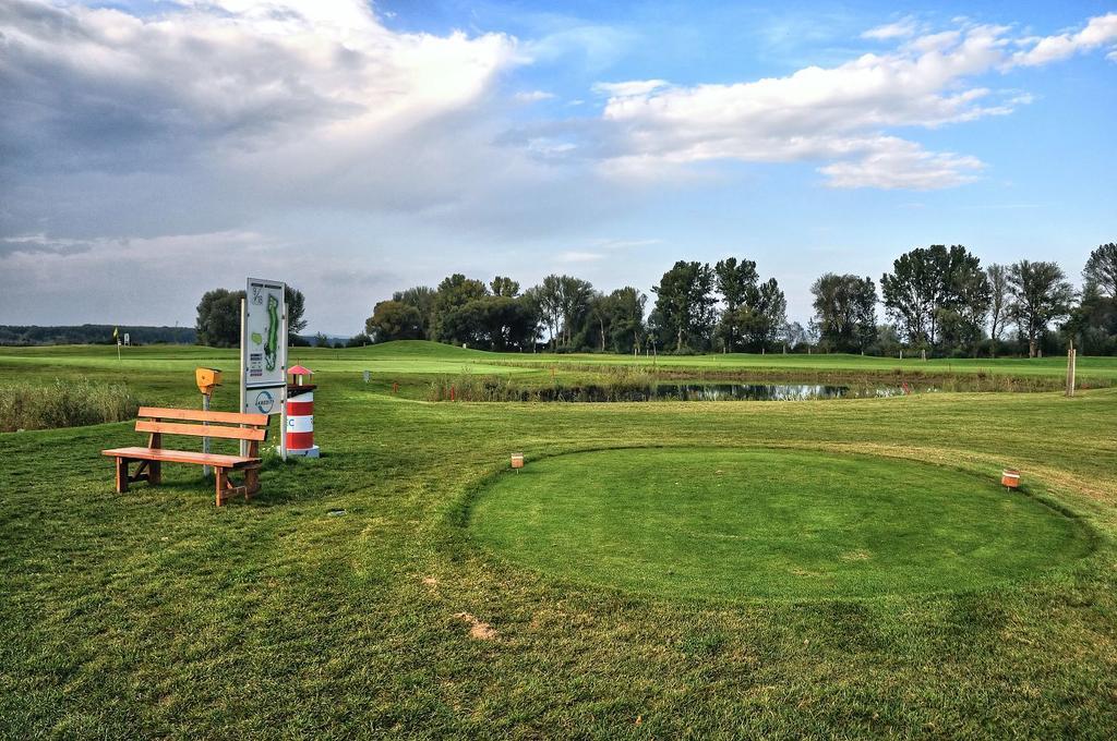 Hotel Golf Jezera Ostrožská Nová Ves エクステリア 写真