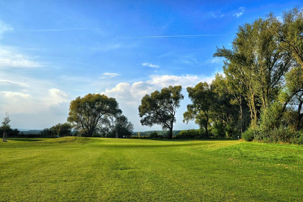 Hotel Golf Jezera Ostrožská Nová Ves エクステリア 写真